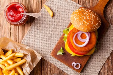 Lezzetli balık burgeri ve taze patates kızartması.. 