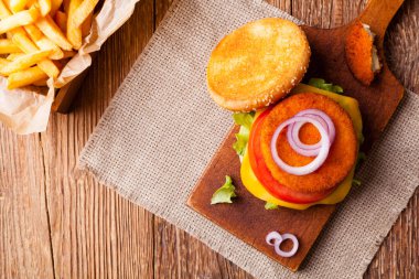 Lezzetli balık burgeri ve taze patates kızartması.. 