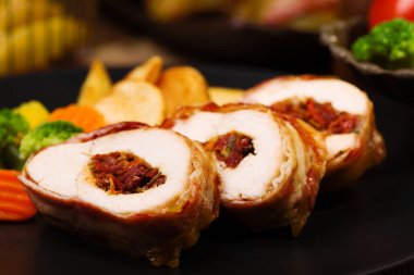 Kurutulmuş domates ve mozzarella ile nefis tavuklu börek..