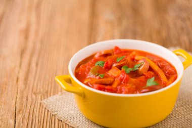 Taze sebze ile lezzetli letcho, sarı bir tencerede w servis