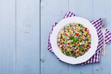 Kus kus ve sebze ile Tabbouleh Salatası. 
