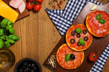 Tahtada mini pizza karışımı.