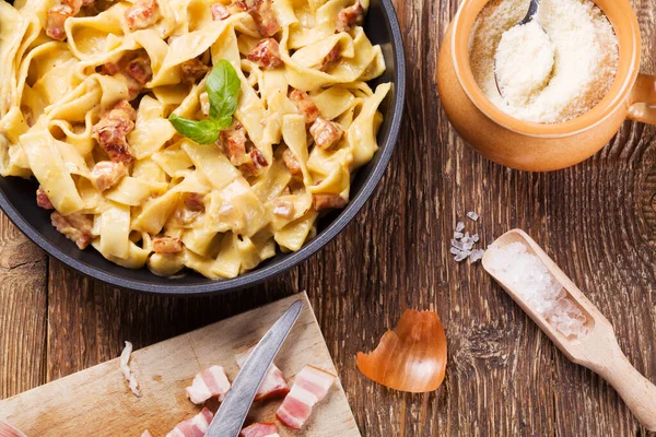 Makaron Carbonara z boczkiem, bazylia i serem — Zdjęcie stockowe