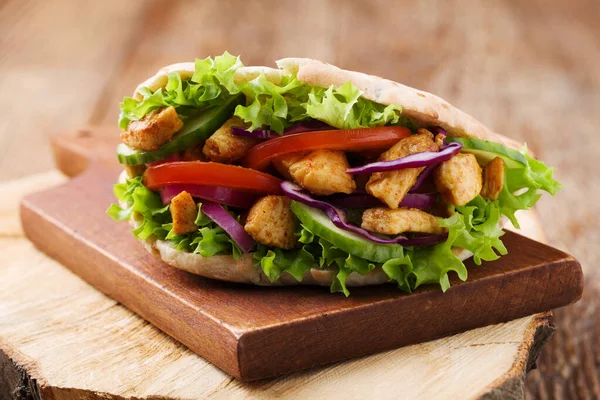 Pita salad with roasted chicken and vegetables, served with a de — Stock Photo, Image