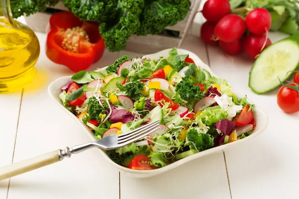 Insalata di primavera con verdure fresche da ravanelli e cavolo riccio — Foto Stock