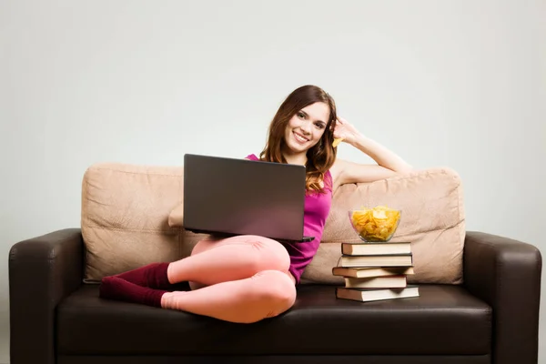 Mujer Joven Con Traje Rosa Trabajando Una Computadora Portátil Mientras —  Fotos de Stock