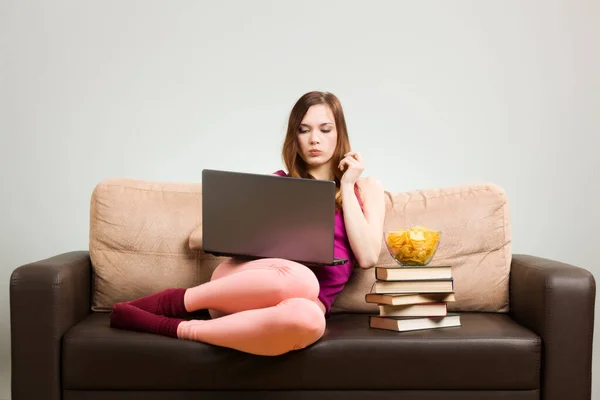 Mujer Joven Con Traje Rosa Trabajando Una Computadora Portátil Mientras —  Fotos de Stock