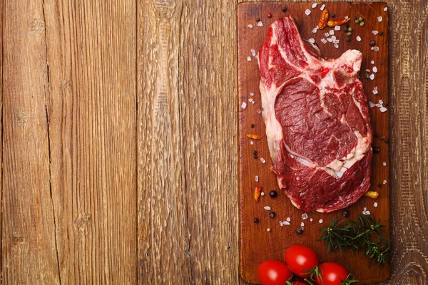 木の板の上に生の牛肉ステーキ — ストック写真