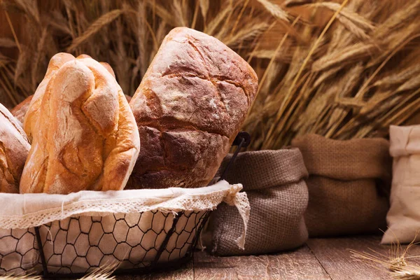 Zusammensetzung von frischem Brot, Getreide und Getreide. — Stockfoto