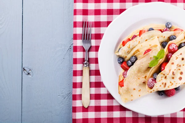 Délicieuses crêpes aux framboises, bleuets et fraises — Photo