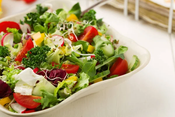 Salade de printemps aux légumes frais de radis et chou frisé — Photo
