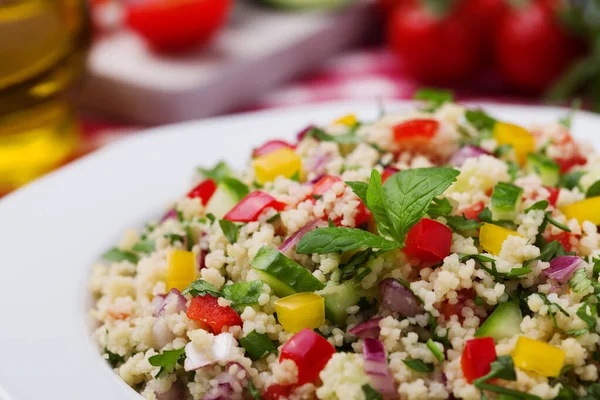 Tabbouleh saláta kuszkusz kuszkusz és zöldség. — Stock Fotó