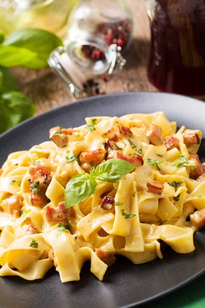 Pasta Carbonara med bacon, basilika och ost — Stockfoto