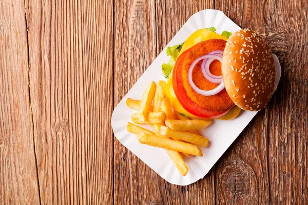 Lezzetli balık burgeri. Taze patates kızartmasıyla servis ediliyor. 