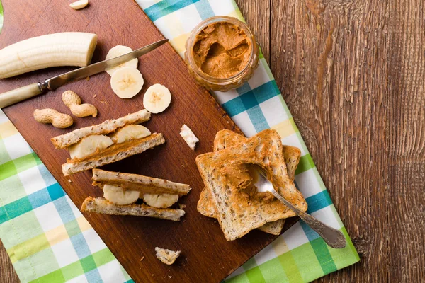 Сэндвич с арахисовым маслом и бананом — стоковое фото