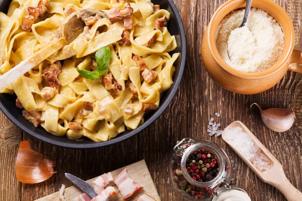 Makarna Carbonara sosis, fesleğen ve peynir ile — Stok fotoğraf