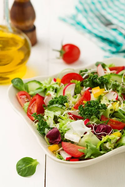 Salada de primavera com verduras frescas de rabanetes e couve — Fotografia de Stock