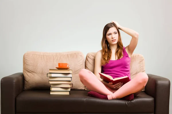 Young Woman Pink Clothes Reading Book While Sitting Couch Home — Stock Photo, Image