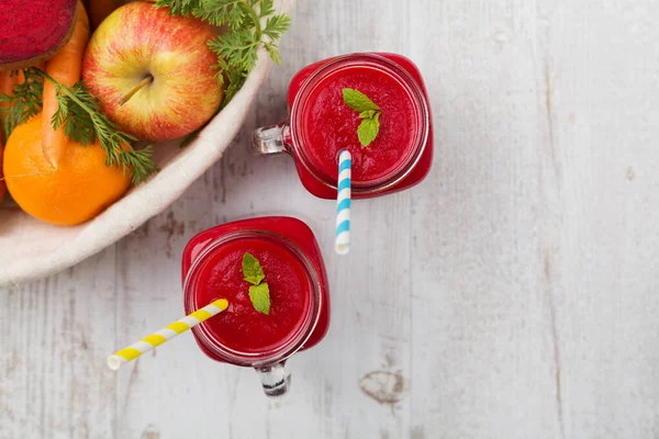 Drinkar av grönsaker och frukt, serverade i burk, med färska betor, — Stockfoto