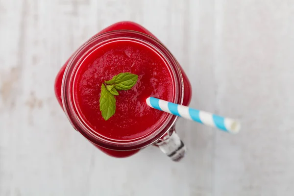 Cocktail de légumes et fruits, servi dans un bocal, avec des betteraves fraîches , — Photo