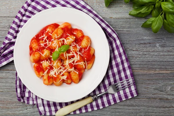 Servire gnocchi in salsa di pomodoro con formaggio . — Foto Stock
