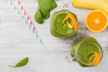 Sebze ve meyve kokteyli, taze narenciye ile birlikte bir kavanozda servis edilir.