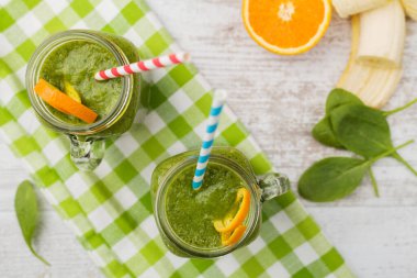 Sebze ve meyve kokteyli, taze narenciye ile birlikte bir kavanozda servis edilir.