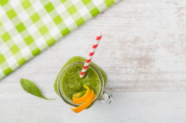 Sebze ve meyve kokteyli, taze narenciye ile birlikte bir kavanozda servis edilir.