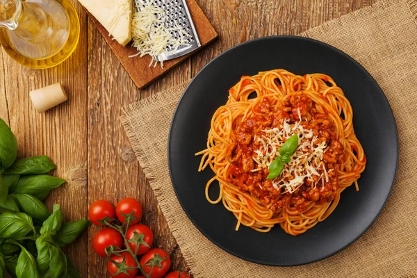 Вкусные спагетти на черной тарелке — стоковое фото