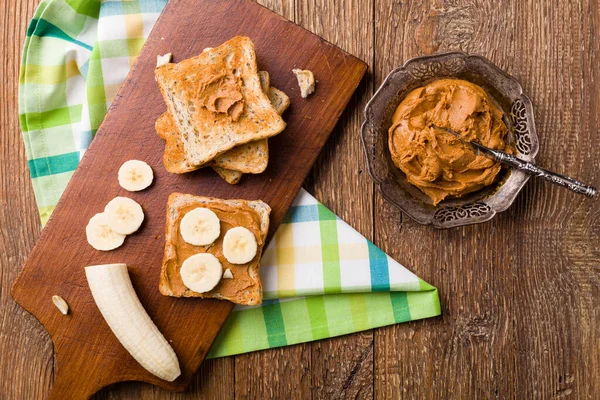 Sandwich con mantequilla de maní y plátano — Foto de Stock