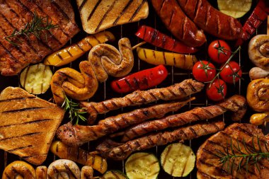 Izgaradaki ürünleri karıştır. Yukarıdan bak, arka taraf için mükemmel.