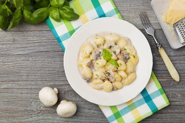 Portion of gnocchi with mushroom sauce and cheese. — Stock Photo, Image