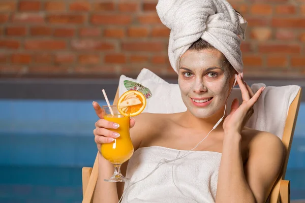 Woman relaxing in the spa. — Stock Photo, Image