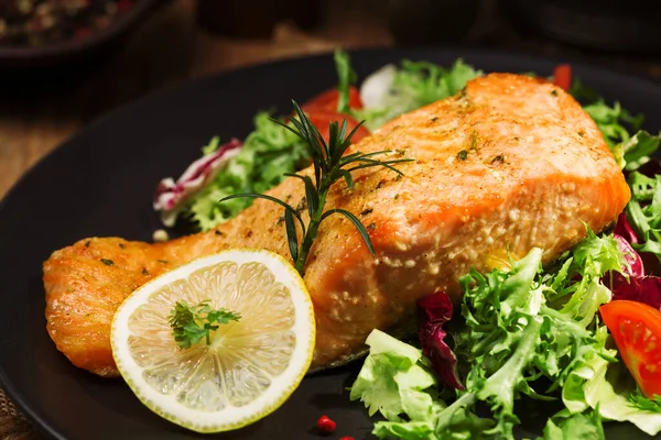 Fırında somon taze sebzelerle servis edilir..