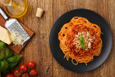 Siyah tabakta servis edilen lezzetli spagetti.