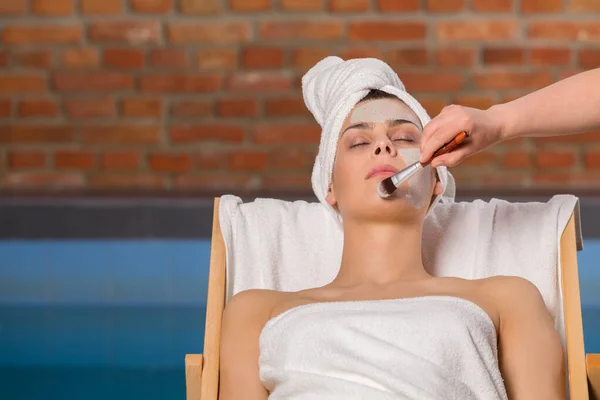 Frau entspannt sich im Wellnessbereich. — Stockfoto