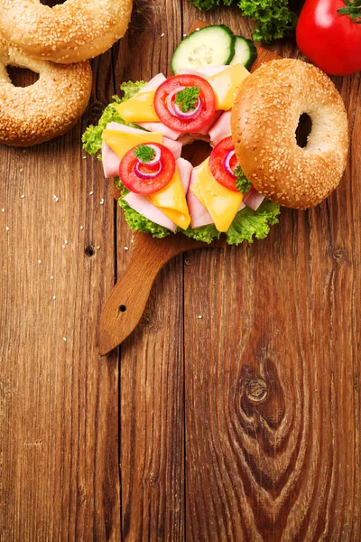 Здоровый сэндвич с индейкой на бублике — стоковое фото