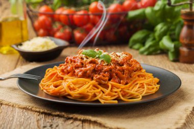 Siyah tabakta servis edilen lezzetli spagetti.