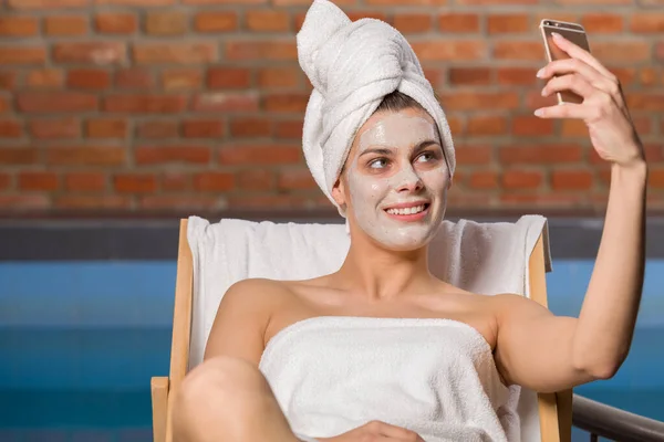 Woman relaxing in the spa. — Stock Photo, Image