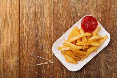 Kağıt tepside Belçika usulü patates kızartması servis ediyorum. 