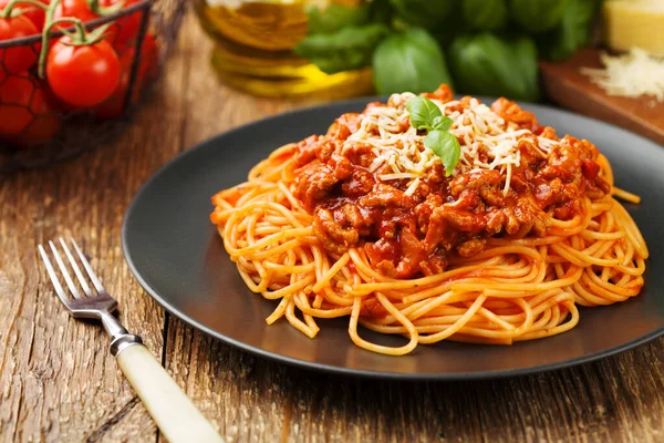 Délicieux spaghetti servi sur une assiette noire — Photo