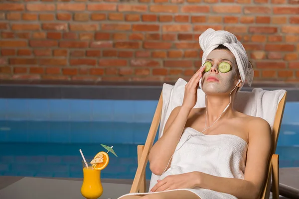 Mujer relajante en el spa. — Foto de Stock