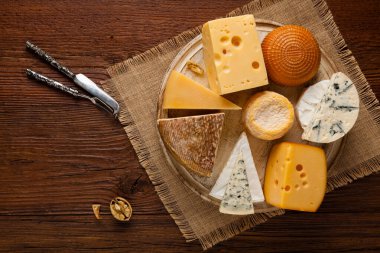 Tahta tahtada peyniri üzümle karıştır. Üst görünüm.