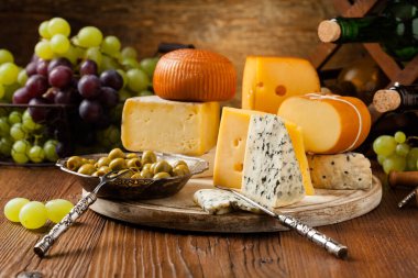 Tahta tahtada peyniri üzümle karıştır. Ön görünüm.