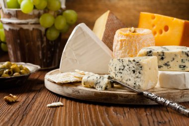 Tahta tahtada peyniri üzümle karıştır. Ön görünüm.