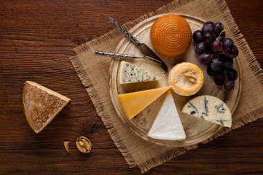 Tahta tahtada peyniri üzümle karıştır. Üst görünüm.