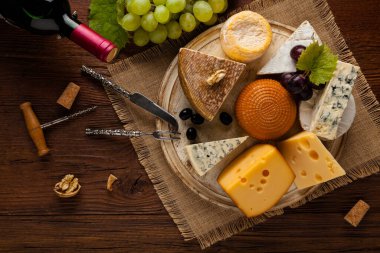 Tahta tahtada peyniri üzümle karıştır. Üst görünüm.