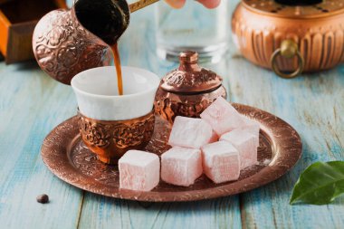 Geleneksel Türk kahvesi. Türkçe zevkli orijinal kaplarda belirtilmiştir. 