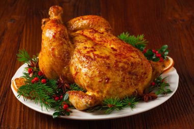 Noel süslemeli bütün tavuğu kızarttım. Ahşap arka plan. Ön görünüm. 