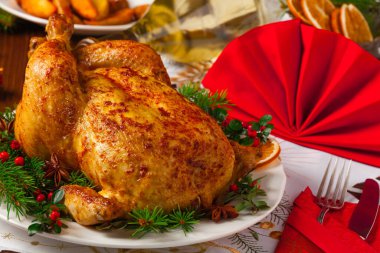 Noel süslemeli bütün tavuğu kızarttım. Ahşap arka plan. Ön görünüm. 